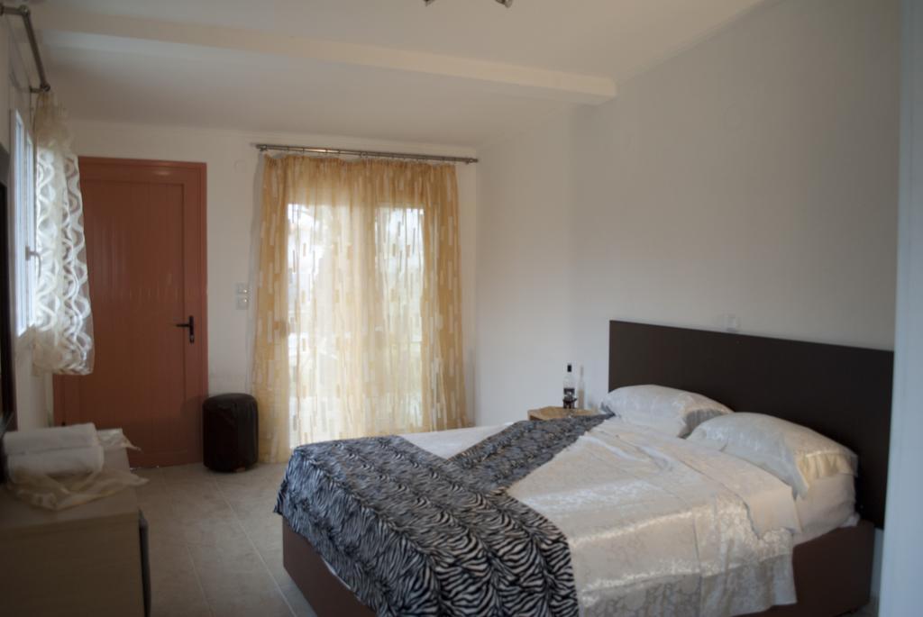 Fernando Hotel Ofrínion Buitenkant foto