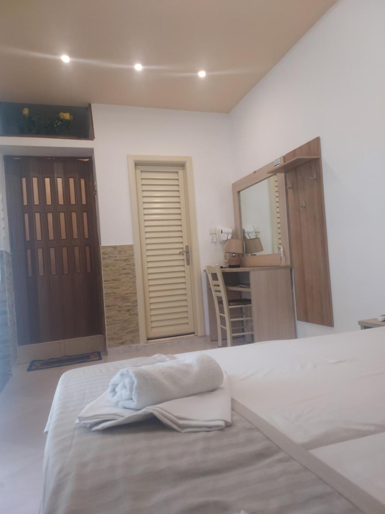 Fernando Hotel Ofrínion Buitenkant foto