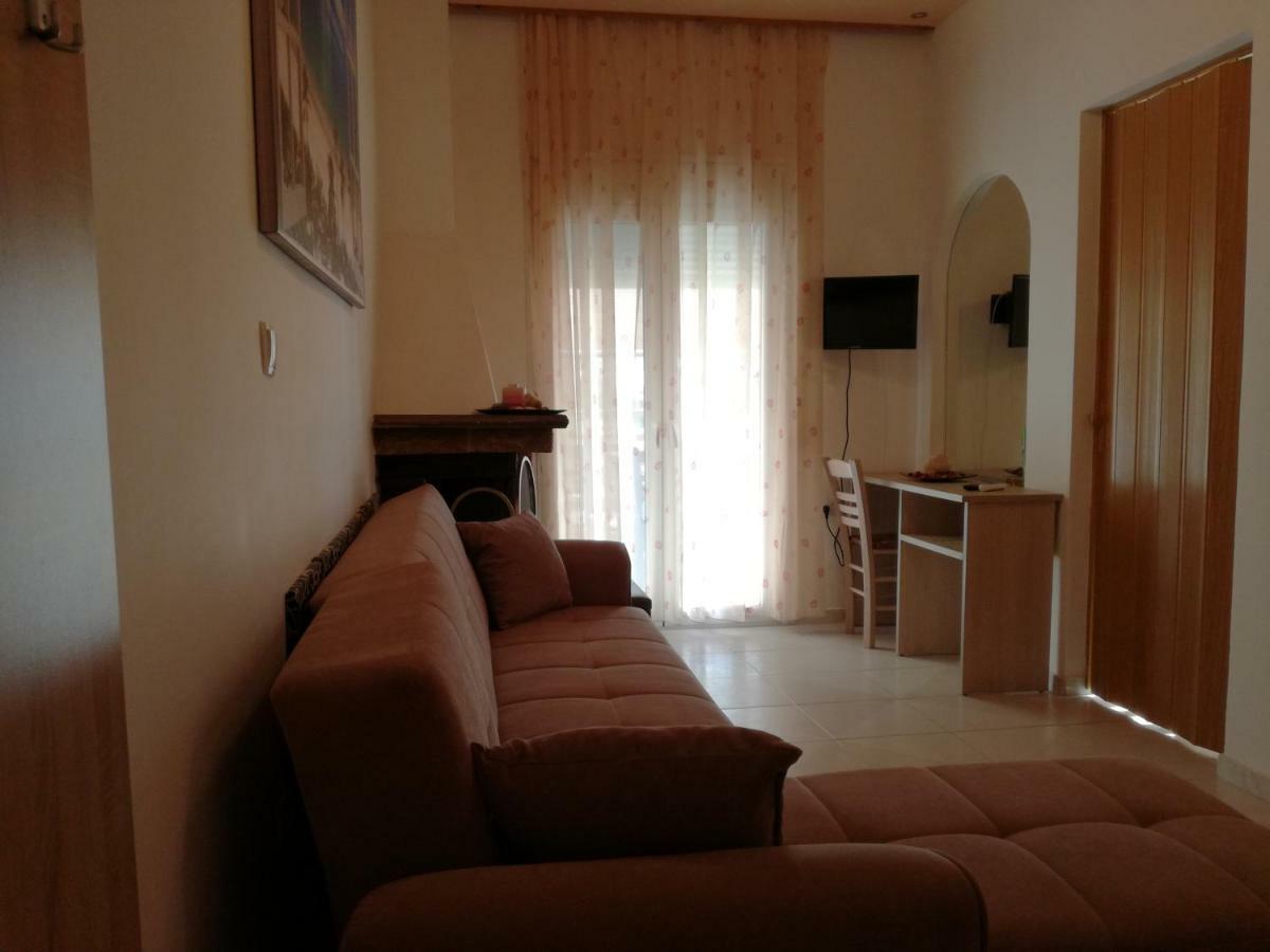 Fernando Hotel Ofrínion Buitenkant foto